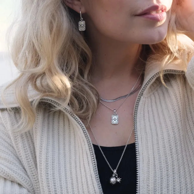 A&C Oslo - Medium örhängen med charm, Astro S