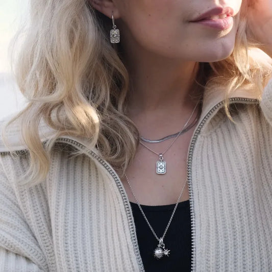 A&C Oslo - Medium örhängen med charm, Astro S