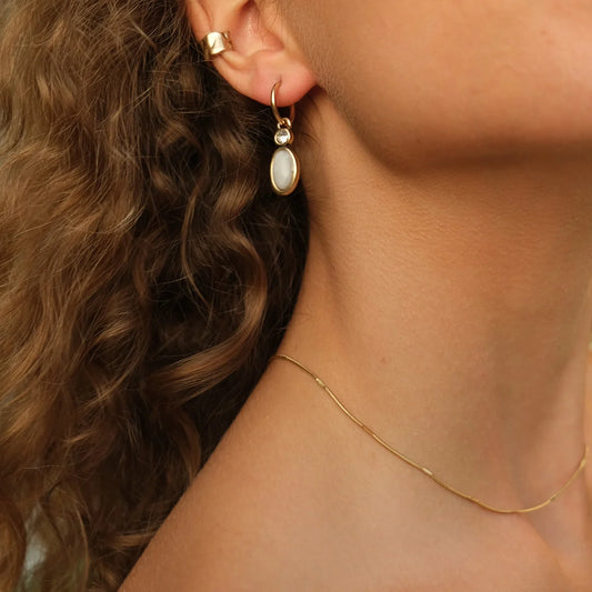 A&C Oslo - Hängande örhängen med vit sten, G